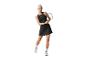 Femme en robe de sport noire et bandeau, tenant une raquette de badminton.