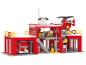 Caserne de pompiers jouet avec camion de pompiers, hélicoptère et figurines.