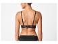 Vue arrière d'une femme portant un soutien-gorge en dentelle noire et une culotte noire.