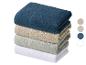 Stapel van vier handdoeken in blauw, beige, groen en wit.