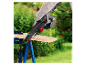 Une personne utilise une tronçonneuse Parkside pour couper une planche de bois.