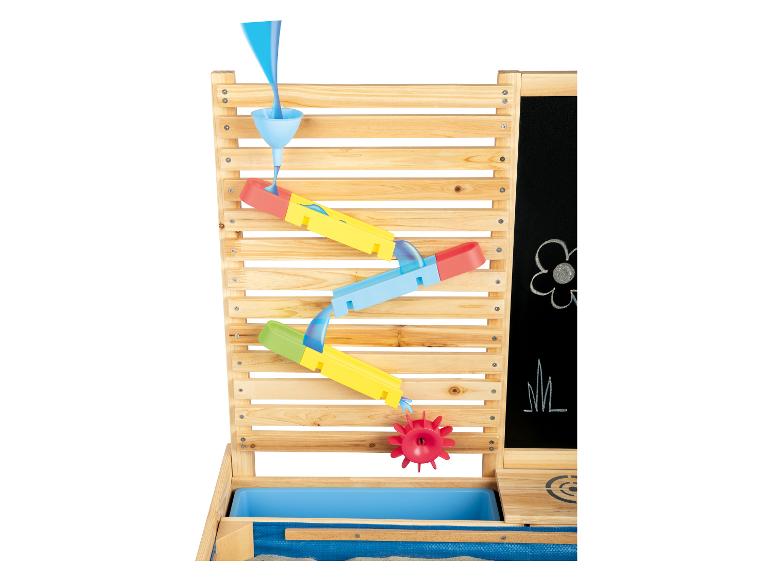 Een houten speeltafel met een waterbaan, zandbak en een krijtbord.