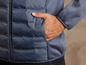 Gros plan sur une veste matelassée bleue pour homme.