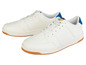 Twee paar witte sneakers met blauwe accenten.
