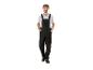 Lachende man in zwarte overall en wit T-shirt