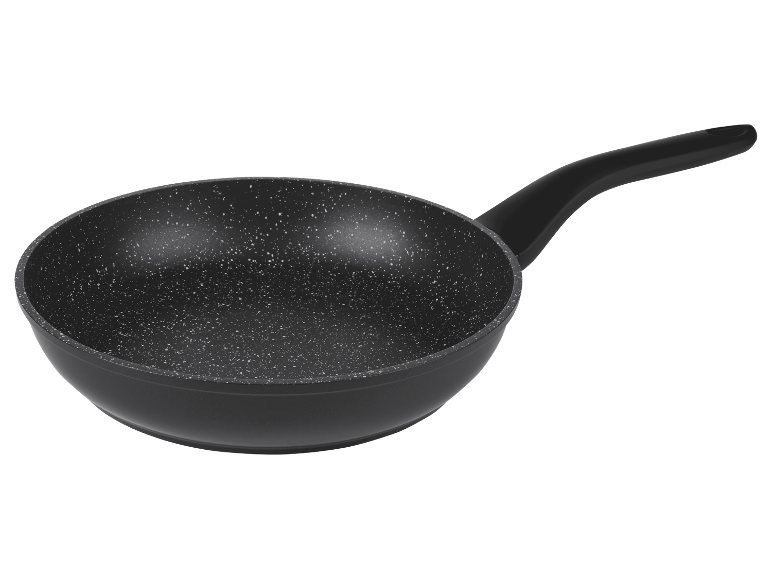 Poêle noire avec revêtement en pierre.