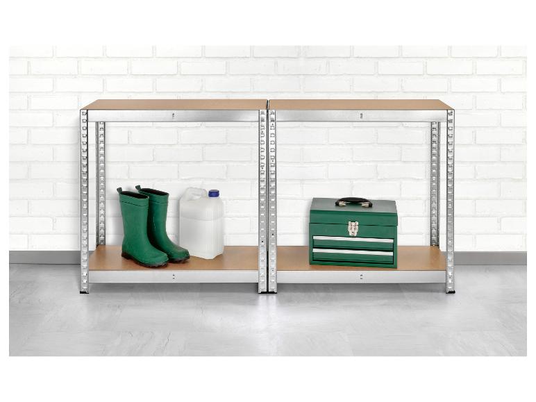 Metalen rekken met tuinlaarzen, jerrycan en groene gereedschapskist tegen een witte bakstenen muur.