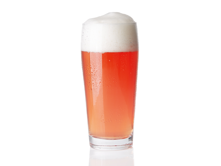 Verre de bière rouge, mousseuse et rafraîchissante.