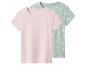 2-pack kinder T-shirts: één effen roze en één mintgroen met madeliefjespatroon.