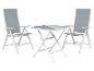 Ensemble de mobilier de jardin gris avec deux chaises pliantes et une table carrée pliante.