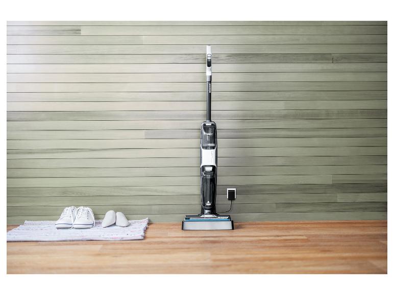 Bissell CrossWave HF3 nat- en droogzuiger laadt op een houten vloer.