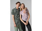 Man en vrouw dragen casual kleding met een camouflageprint en een slangenhuidpatroon.