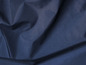 Close-up van een donkerblauwe, gekreukelde stof.