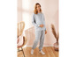 Zwangerschapsoutfit met een grijze sweater en joggingbroek.
