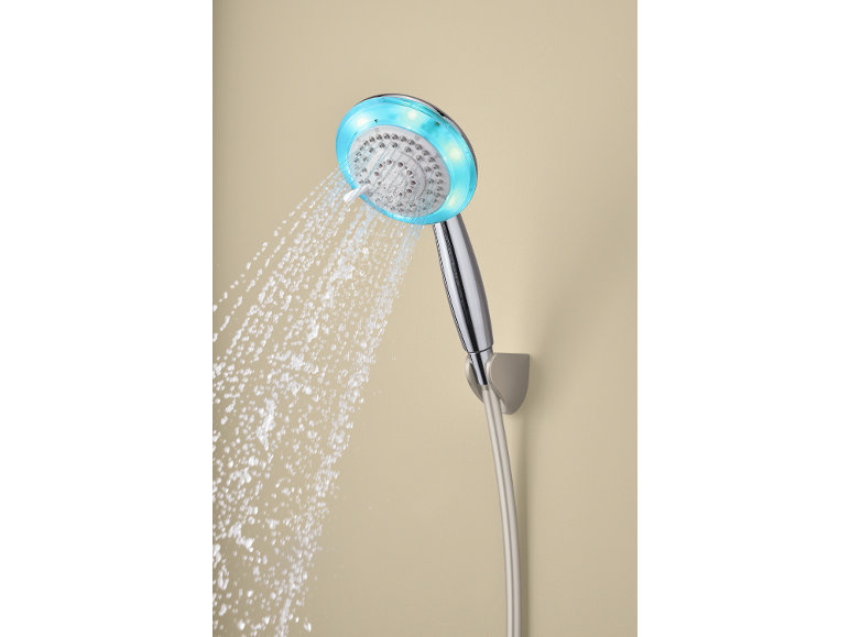Pommeau de douche chromé avec éclairage LED bleu, d'où jaillit de l'eau.