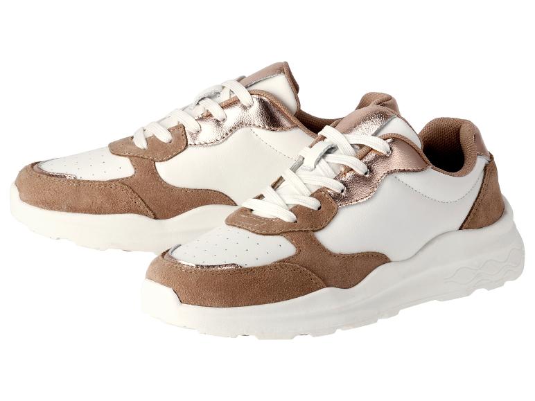 Een paar witte en lichtbruine sneakers.