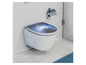 Een toilet met een blauwe wc-bril met een lotusbloemmotief