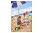Deux enfants jouant avec des jouets de sable et une machine à bulles sur une plage de sable.