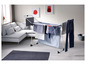 Een wit droogrek met kleding en handdoeken in een woonkamer.