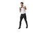 Homme en t-shirt blanc sans manches et pantalon de survêtement noir tenant des haltères.