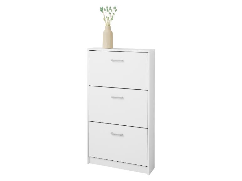 Witte schoenenkast met drie lades en een vaas met gedroogde bloemen erop.