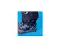 Jambe d'enfant en pantalon de neige bleu foncé et bottes d'hiver grises et bleues.