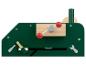 Groen houten speelgoed met rode hendel en gereedschap.