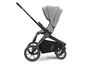 Een zwarte kinderwagen met een grijs stoffen zitje en wielen.