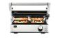 Sandwichmaker met gegrilde kaassandwiches.