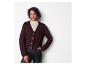 Vrouw in een donkerbruine gebreide cardigan.