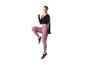 Vrouw in zwart shirt met lange mouwen en roze legging houdt een halter vast.