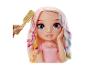 Poupée Rainbow High aux cheveux roses et mèches colorées, brossée avec un peigne doré.