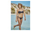 Een vrouw in een zwart en wit gestippelde bikini loopt in het water.