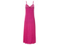 Een roze maxi-jurk met bloemenprint.