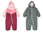 Twee kinderpakken, een roze met een witte ster en een groene met een roze print.