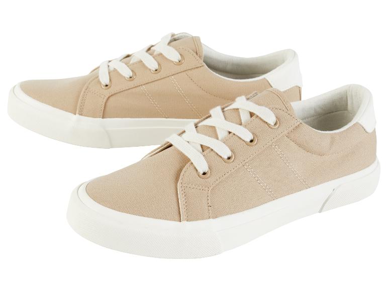 Deux paires de baskets beige en toile.