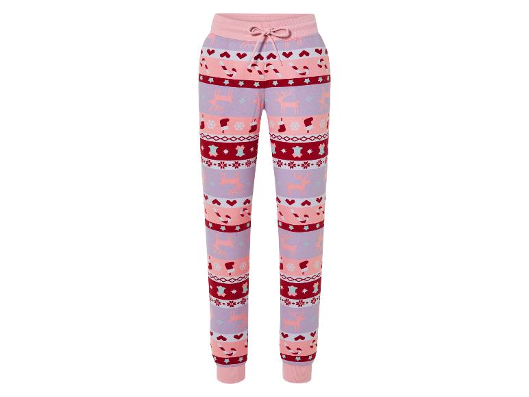 Un pantalon rose avec un motif de Noël.
