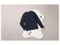 Een donkerblauwe longsleeve op een wit pluche achtergrond.