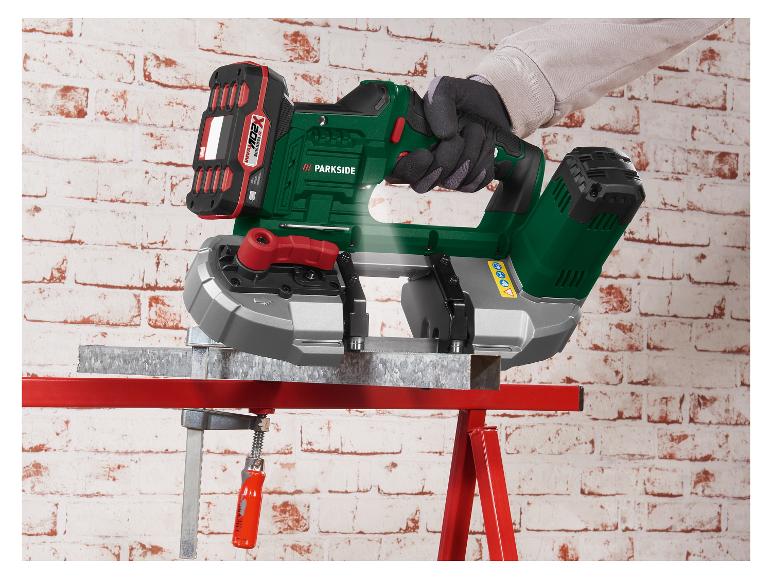 Een Parkside accu-bandschuurmachine op een rood onderstel.
