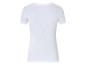 Un t-shirt blanc à manches courtes.
