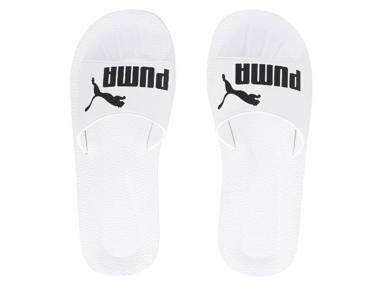 Witte Puma slippers met zwart logo.