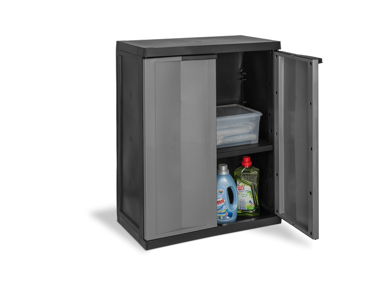 Een grijze opbergkast met open deur, gevuld met schoonmaakmiddelen, waaronder een flesje van het merk 'W5'.