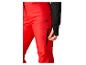 Persoon in rode skibroek met zwarte rits en zwart shirt met lange mouwen.