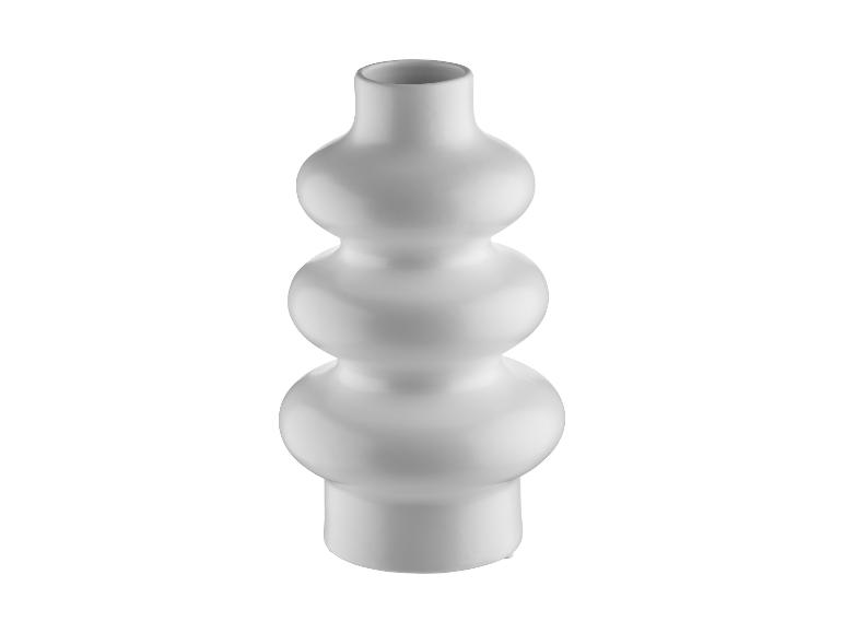 Moderne witte vaas met drie niveaus.