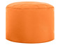 Een oranje ronde poef.