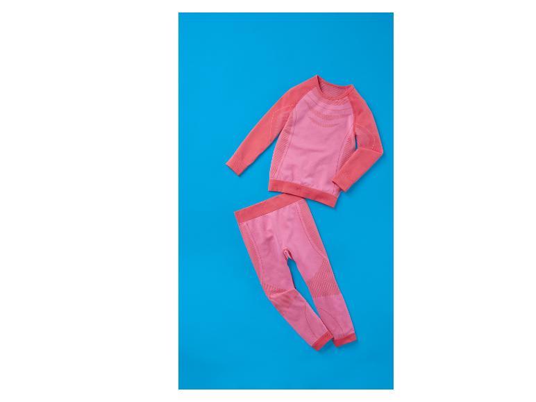 Roze en koraalkleurige sportkleding set, inclusief een top met lange mouwen en leggings, op een blauwe achtergrond.