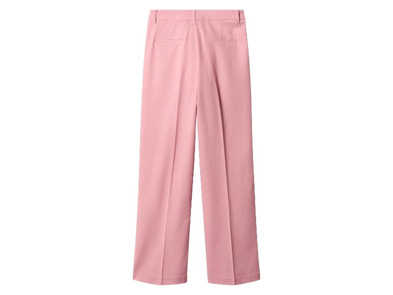 Achteraanzicht van roze wijde broek met riemlussen en een enkele achterzak.
