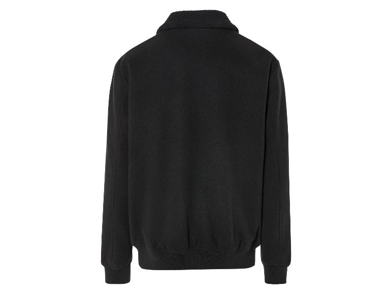 Een zwarte bomberjas met fleece voering.