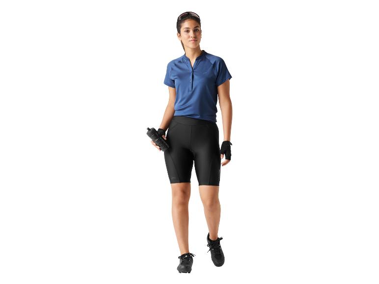 Fietskleding: shirt, fietsbroek en schoenen.