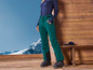 Groene ski-broek met zwarte ski-schoenen.